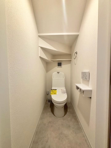 葛飾区西新小岩3丁目借地権付新築戸建て【全3棟】のトイレ|すっきりとした清潔感のあるトイレ空間。収納も備え、生活感を抑えて気持ちよく使えます。