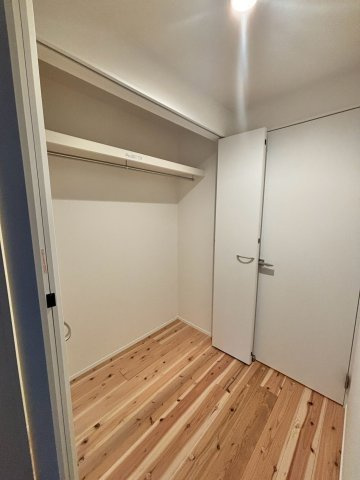 葛飾区西新小岩3丁目借地権付新築戸建て【全3棟】の収納|ハンガーパイプと棚を備えた使いやすい収納。衣類や小物をまとめてすっきり整理できます。