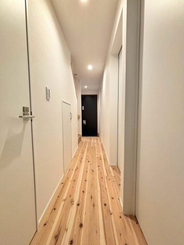 葛飾区西新小岩3丁目借地権付新築戸建て【全3棟】の玄関|木目の床が奥へと続くスタイリッシュな廊下。帰宅した瞬間から、住まいの上質感を感じられます。