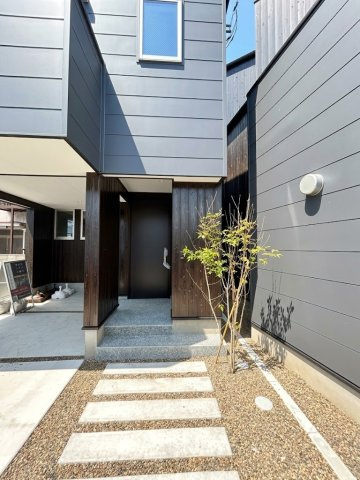 葛飾区西新小岩3丁目借地権付新築戸建て【全3棟】の外観|木目をアクセントに取り入れたモダンな外観。細部までデザイン性にこだわった、存在感ある一邸です。