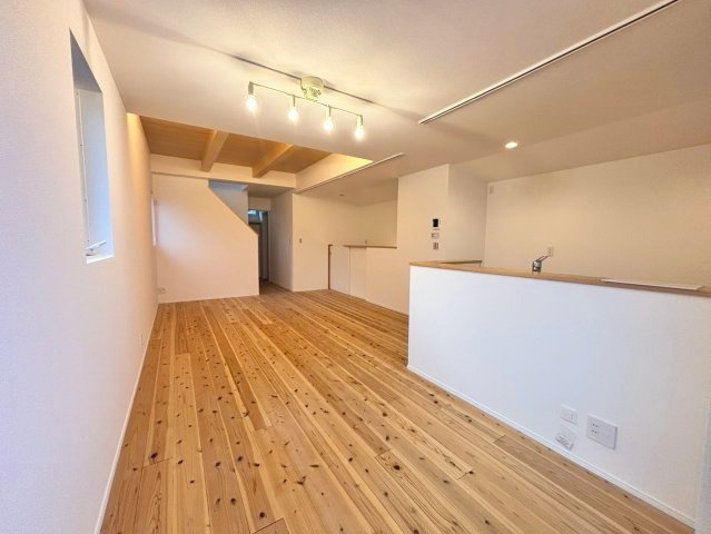 葛飾区西新小岩3丁目借地権付新築戸建て【全3棟】の居間・リビング|木の温もりを感じる18.1帖のLDK。家族が自然と集まり、ゆったり寛げる心地よい住空間です。