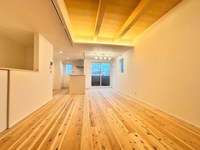 葛飾区西新小岩3丁目借地権付新築戸建て【全3棟】の居間・リビング|折上天井が空間に立体感を演出。奥行きを感じる広々LDKで、家具のレイアウトも楽しめます。