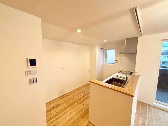 葛飾区西新小岩3丁目借地権付新築戸建て【全3棟】のキッチン|作業スペースをしっかり確保した機能的なキッチン。収納も充実し、毎日の家事をスマートに。
