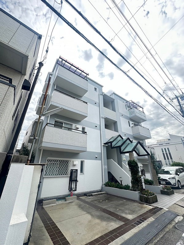 白い小さなマンション六甲