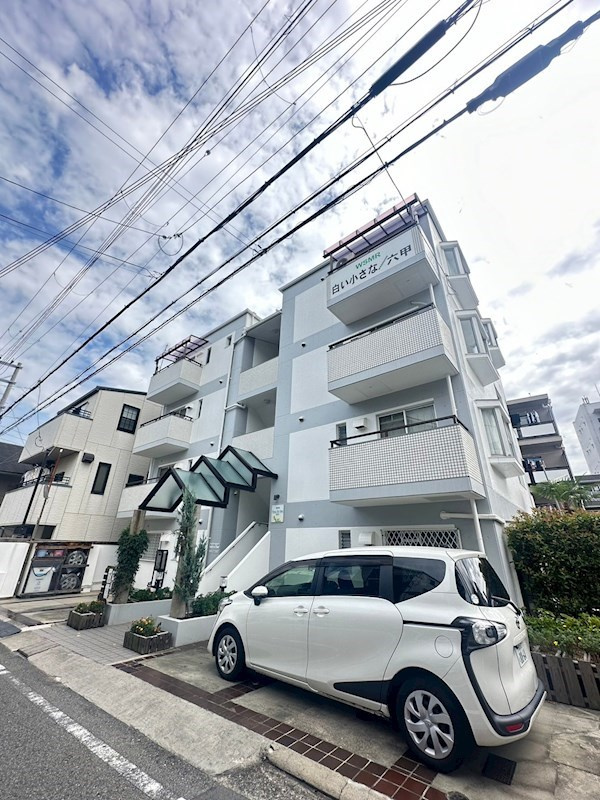 白い小さなマンション六甲の外観