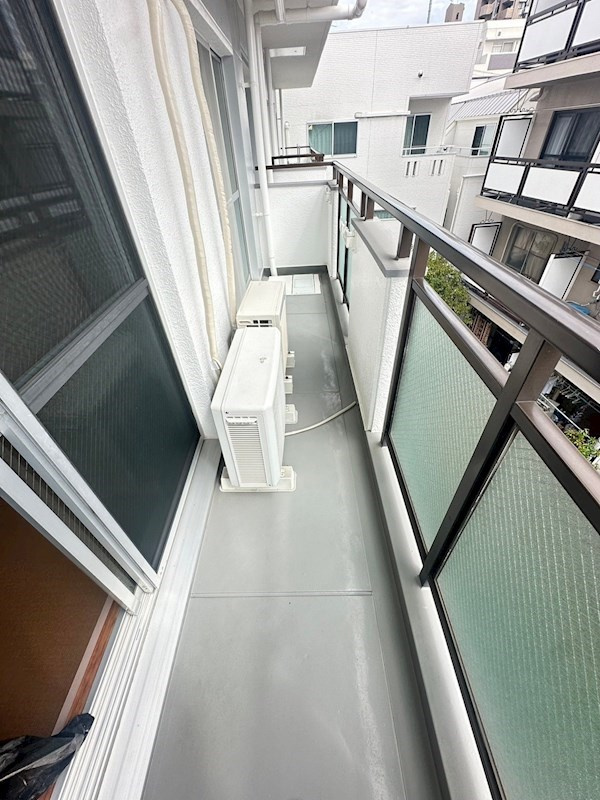 白い小さなマンション六甲のバルコニー