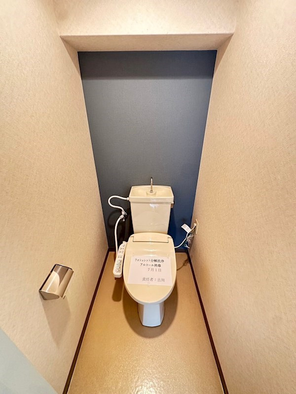 白い小さなマンション六甲のトイレ