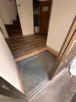 御崎本町2丁目貸家の玄関