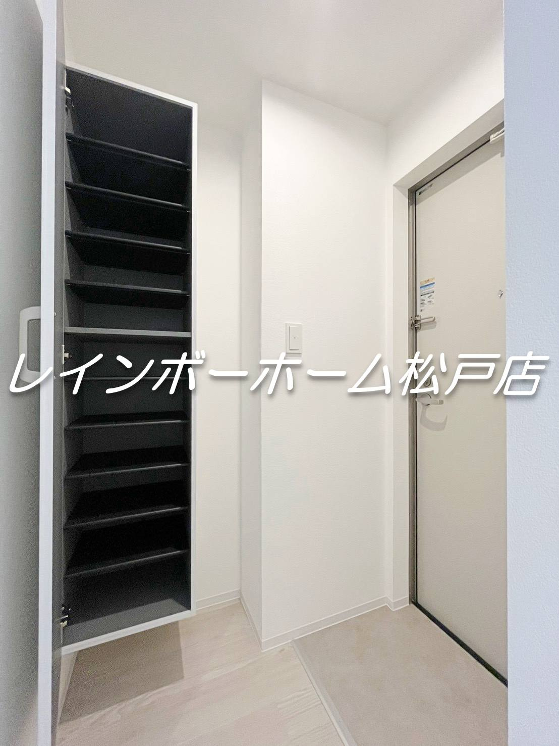 ジーメゾン吉川ノース【仲介手数料：50％OFF】対象物件！の玄関|収納もある玄関です