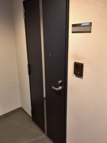橘ビルの玄関