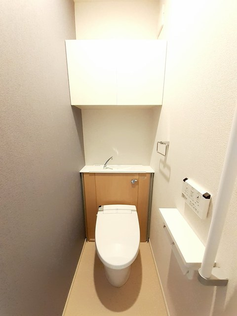 クラウンSTのトイレ|落ち着いた色調のトイレです