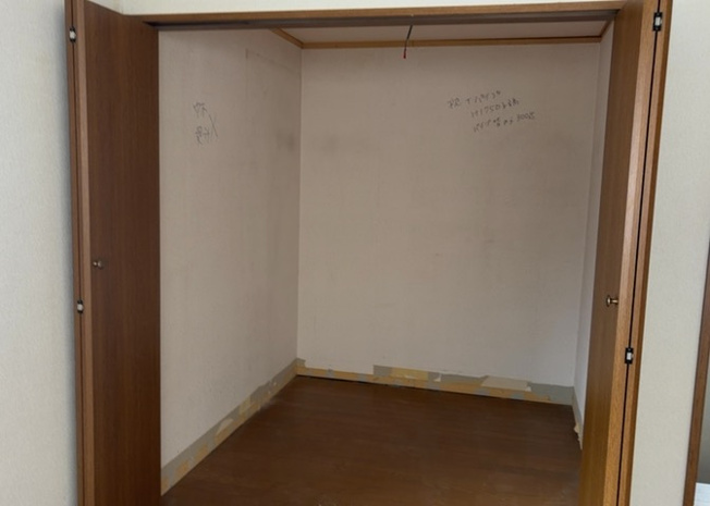 【収納】 | 散田町中古戸建 | 2階に設置された2.0帖の納戸（サービスルーム）スペース。大容量の収納力があり、大型のスーツケースや衣類、季節家電などをすっきりと収納できます。居室を余計な荷物で狭めず有効に活用することが可能です。