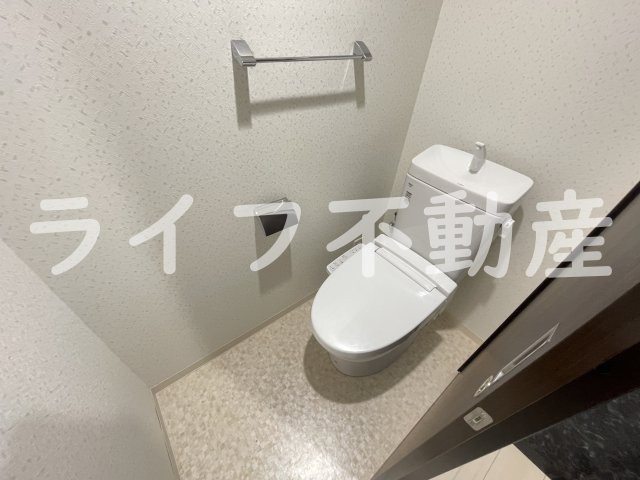 フォレストグレイス高井田Ⅰのトイレ|落ち着いた色調のトイレです