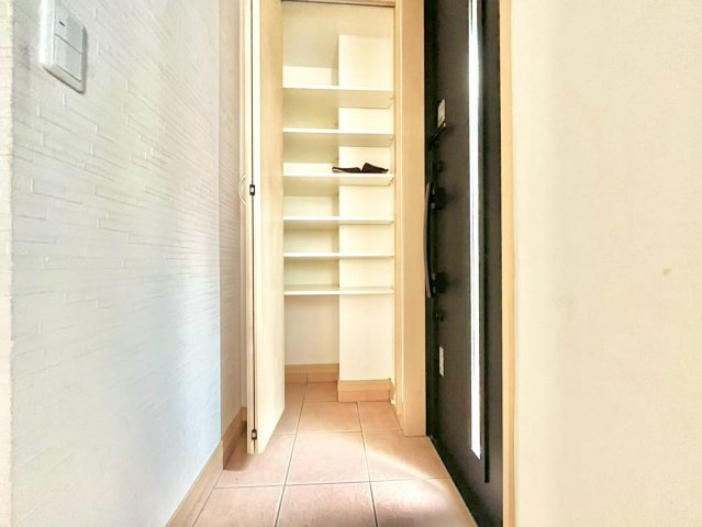 文京区本駒込5丁目　中古戸建の玄関|2026.09.25撮影

現地ご見学希望・資料請求などお気軽にお問い合わせ下さい！
03-5990-5201