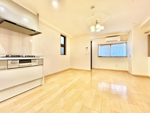 文京区本駒込5丁目　中古戸建の居間・リビング|2026.09.25撮影

現地ご見学希望・資料請求などお気軽にお問い合わせ下さい！
03-5990-5201