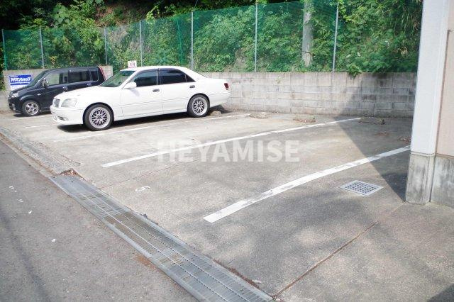 クレールエミナの駐車場