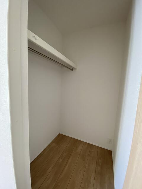 駿東郡清水町徳倉の新築一戸建の収納|リビングルームにファミリークロークがあります！家族の衣類やバッグなどをまとめて収納できるファミリークローク。各部屋に運ぶ手間を減らし、毎日の片付けもスムーズです。