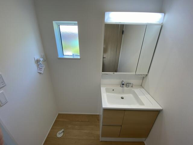 駿東郡清水町徳倉の新築一戸建の洗面所|収納ラックやランドリーバスケットなども置きやすい広々とした脱衣所。家族分のタオルや着替えを整理して、使いやすい空間をつくれます。