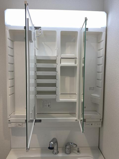 駿東郡清水町徳倉の新築一戸建の洗面所|鏡裏などの収納が充実し、歯ブラシや化粧品、整髪料をすっきり収納。家族それぞれの洗面用品も整理しやすくなります。