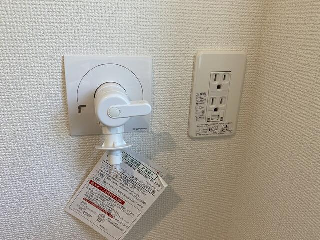 駿東郡清水町徳倉の新築一戸建の設備|万一ホースが外れた際などの水漏れリスク軽減に役立つ止水機能付き水栓。毎日使う場所だからこそうれしい設備です。