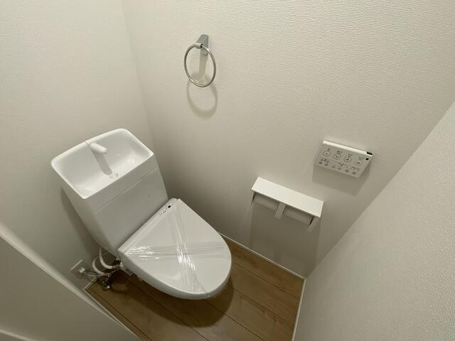 駿東郡清水町徳倉の新築一戸建のトイレ|温水洗浄便座付き、芳香剤や小物を置いてお気に入りの空間にアレンジするのもおすすめ。