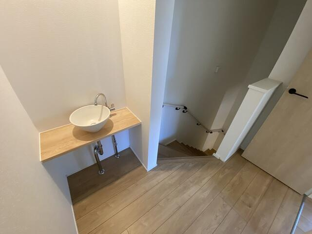 駿東郡清水町徳倉の新築一戸建の洗面所|２階廊下に洗面スペースがあります