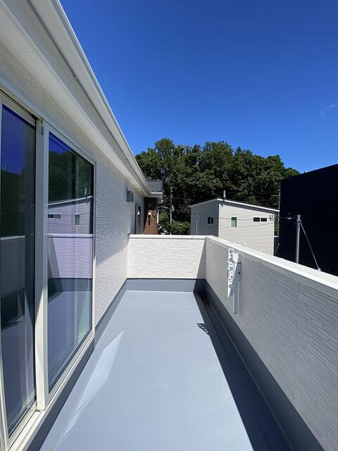 駿東郡清水町徳倉の新築一戸建のバルコニー|バルコニーの日当たり良好！お気に入りの植物やプランターを置けば、ちょっとしたガーデニングスペースに。暮らしに彩りをプラスできます。