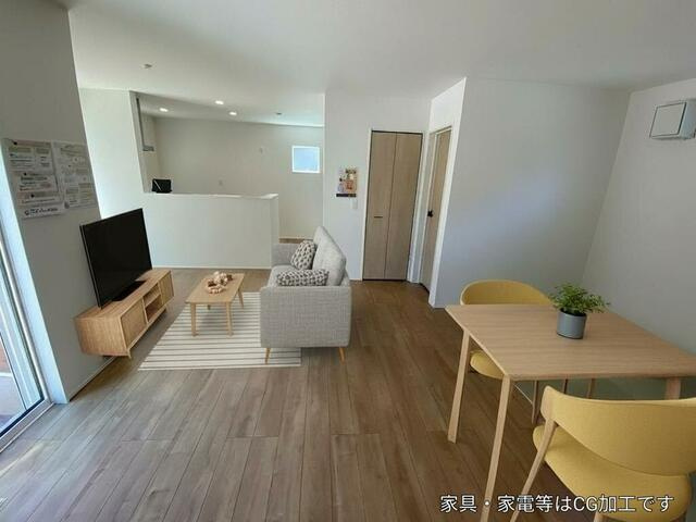 駿東郡清水町徳倉の新築一戸建の居間・リビング|１６．７帖のＬＤＫは、ダイニングとソファスペースを分けた家具配置もしやすく、家族が自然と集まるくつろぎ空間をつくれます。　※家具家電はイメージです