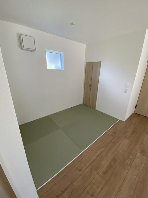駿東郡清水町徳倉の新築一戸建の内装|洗濯物を畳んだり、お子さんと遊んだり、休日に昼寝をしたり。フローリングとは違う「床でくつろぐ暮らし」を楽しめます。