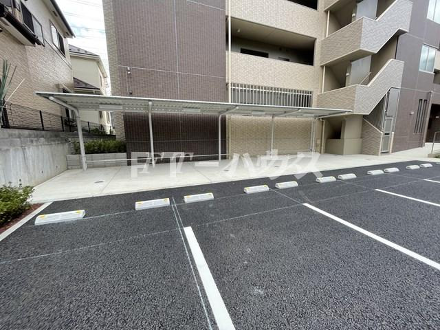 エストレヤの駐車場