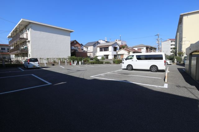 シーサイドヌーベル重の駐車場