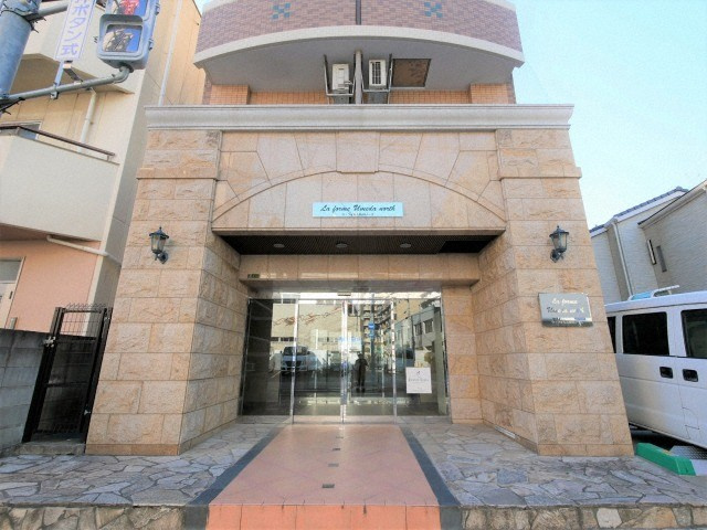大阪市北区中津３丁目の賃貸マンションのエントランス