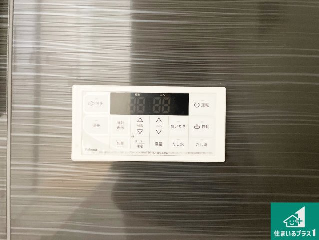 高槻市郡家新町　第1期　新築一戸建てのキッチン|リビングと統一感があり、使い勝手のいいキッチン。広々としているので、二人並んで作業が出来ちゃいます。お子様と一緒に色々なお料理に挑戦できるスペースがあります。