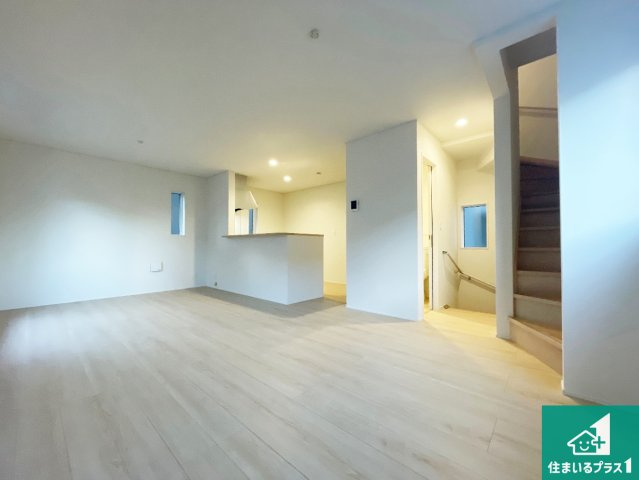 ■高槻市郡家新町　第1期　新築一戸建ての居間・リビング|シンプルなリビングは、観葉植物等のインテリアを楽しめますね！パパ好みにも、ママ好みにも家具次第で雰囲気を変えることができます！