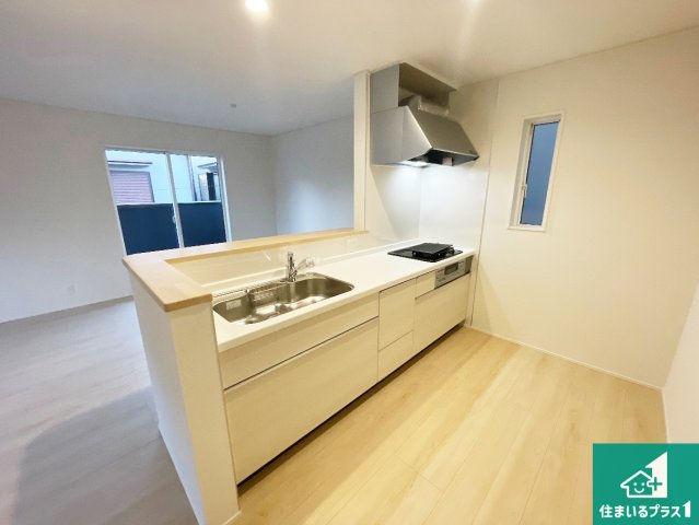 ■高槻市郡家新町　第1期　新築一戸建てのキッチン|リビングと統一感があり、使い勝手のいいキッチン。広々としているので、二人並んで作業が出来ちゃいます。お子様と一緒に色々なお料理に挑戦できるスペースがあります。