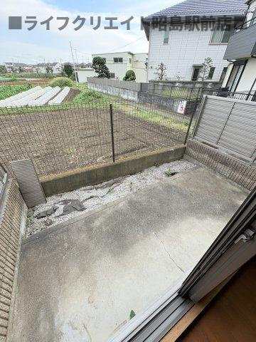 昭島市上川原町１丁目のテラスの庭