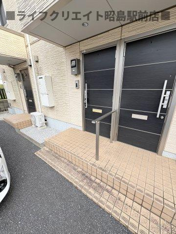 昭島市上川原町１丁目のテラスのエントランス