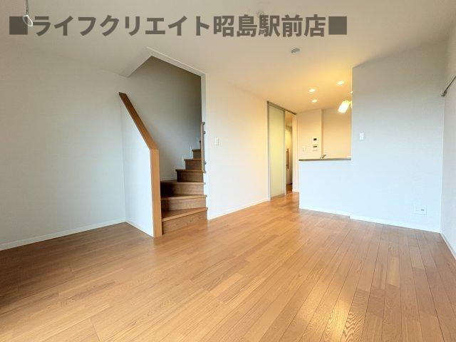 昭島市上川原町１丁目のテラスの居間・リビング
