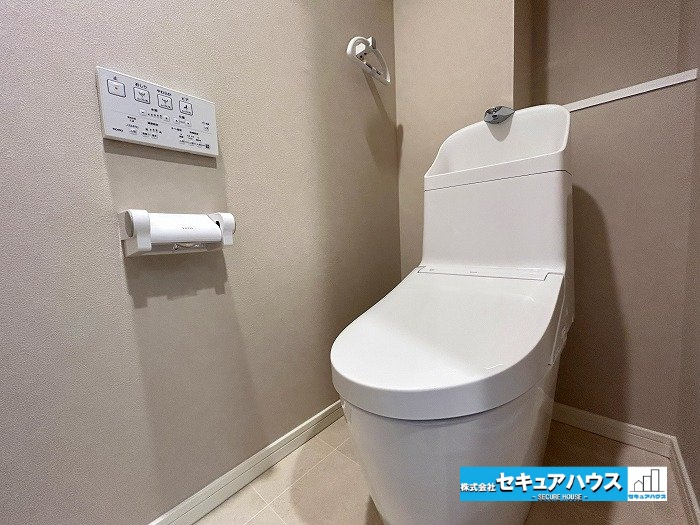 ユニーブル鹿山 のトイレ|【高機能トイレ】
◆高機能トイレの多くは便器のフタの開閉が自動であり、使用後に手動で水を流す面倒もなく非常に便利です。スタイリッシュな見た目で、お掃除しやすく、節水効果が高いです。　　　　　　　　　　