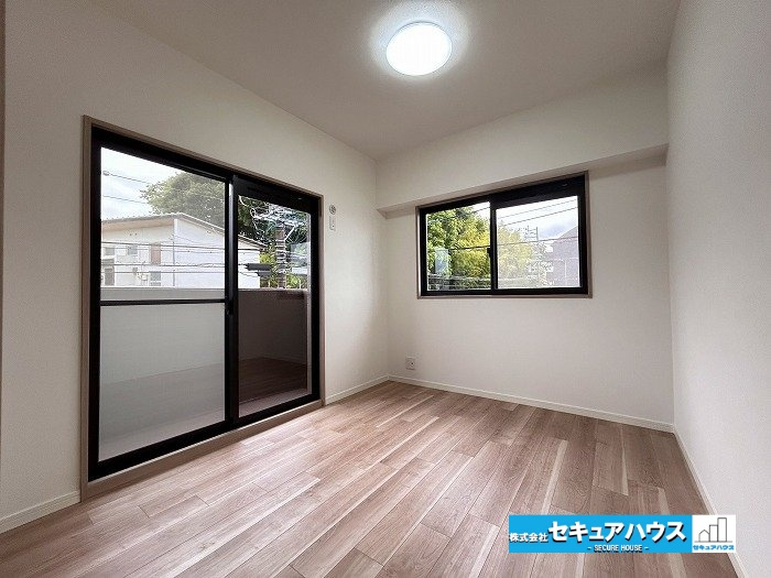 ユニーブル鹿山 の洋室|【洋室5.4帖】
◆角部屋のため2面の窓から採光を取り入れられます。
◆西側の独立したバルコニーに出られるお部屋です。　　　　　　　　　　　　　　　　　　　　　　　　　　　　　　　　　　　　　　　　　