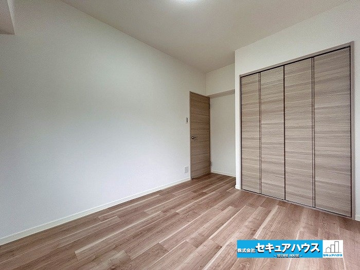 ユニーブル鹿山 の洋室|【洋室5.4帖別角度】
◆家族一人ひとりの大切なプライベート空間。趣味に合わせて使って頂けるようシンプルに仕上げてあります。暮らし心地を大きく左右する収納を、適材適所に配置し使い勝手を考慮しました。　