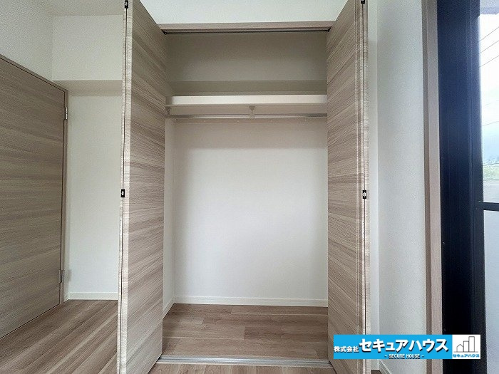 ユニーブル鹿山 の収納|【洋室5.4帖の収納】
◆ハンガーパイプと棚が設置されており、お洋服はもちろんカバンや小物も収納することができます。　　　　　　　　　　　　　　　　　　　　　　　　　　　　　　　　　　　　　　　　　　
