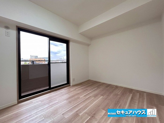 ユニーブル鹿山 の洋室|【洋室6帖】
◆広々とした居住空間は日々の暮らしを彩り、心のやすらぎと満足感を与えてくれます。通風と採光を考慮した設計は子供たちはのびのび育ち、家族でくつろぎと団らんを生み出します。　　　　　　　　　