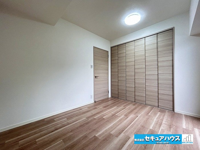 ユニーブル鹿山 の洋室|【洋室6帖別角度】
◆大容量の収納クローゼット付きのお部屋です。
◆全居室バルコニーに出ることができるため洗濯物の取り込みも楽にすることができます。　　　　　　　　　　　　　　　　　　　　　　　　　　
