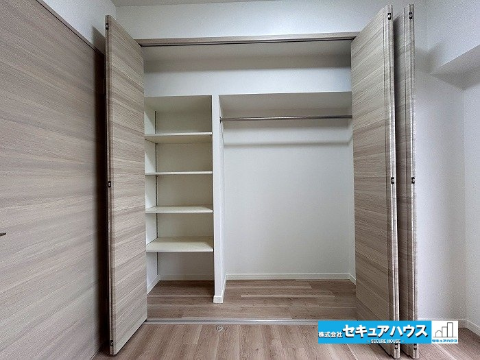ユニーブル鹿山 の収納|【洋室6帖の収納クローゼットの様子】
◆ハンガーパイプに合わせて4段の棚付きです。下着類やカバン、防止を収納ボックスを使えばすっきりと片付けることができます。　　　　　　　　　　　　　　　　　　　　　
