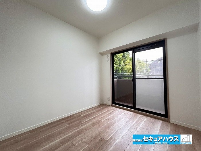 ユニーブル鹿山 の洋室|【洋室4.2帖】
◆お子様のお部屋や主寝室、来客時の宿泊室、趣味のお部屋としてもご利用いただけます♪　　　　　　　　　　　　　　　　　　　　　　　　　　　　　　　　　　　　　　　　　　　　　　　　　　
