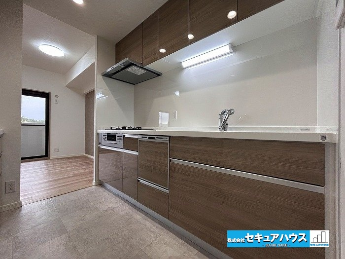 ユニーブル鹿山 のキッチン|【キッチン】
◆同時にたくさんの料理が調理できる3口コンロ。「焼く・蒸す・煮る」の工程を同時進行で進めることができるので、料理を素早く作ることができます。洗い物の時短に繋がる食洗機付きです。　　　　　