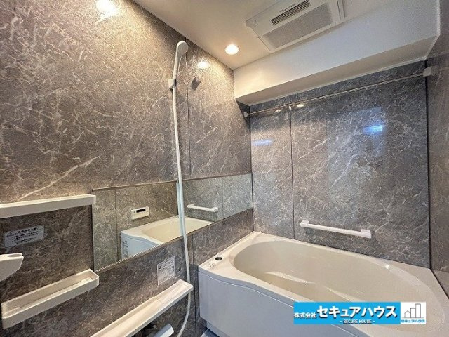 ユニーブル鹿山 の浴室|【浴室】
◆アクセントパネルで落ち着きのある雰囲気を演出します。毎日の疲れを癒やすバスタイムをお楽しみ下さい！
◆浴室乾燥機付きでカビ対策も可能です。
◆追い炊き機能を備えたオートバスです。　　　　　