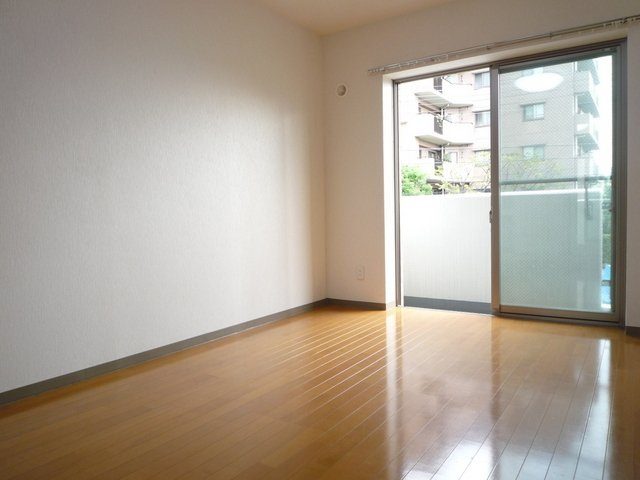 ヴィラ・グランソレイユの寝室|★明るいフローリングのお部屋です★