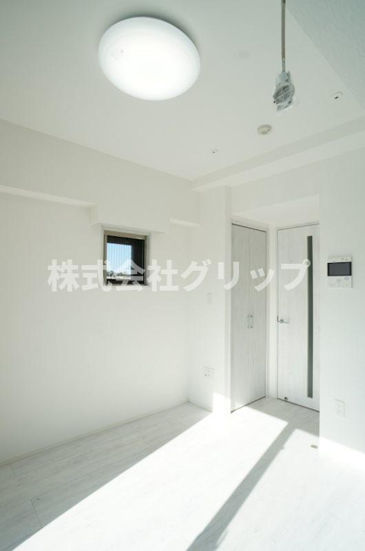 横浜市神奈川区桐畑の賃貸マンションの居間・リビング
